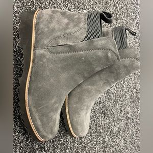 BNWT Blondo waterproof booties.  Size 9.  Gray